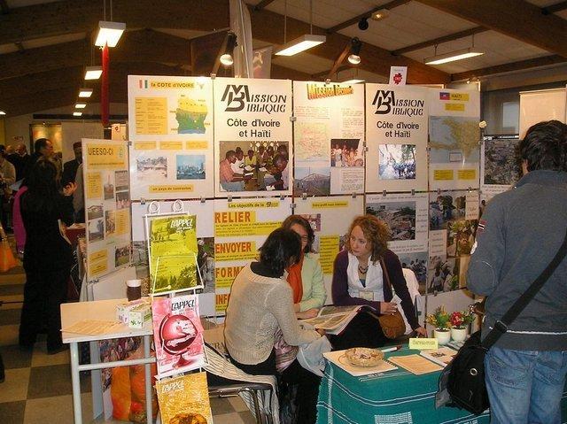 Des jeunes s'intéressent à la Mission Biblique 2010